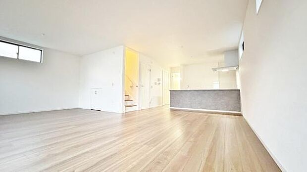 《リビングダイニング》　■ご家族でゆったりとした時間を過ごす場所です。木目を大事にした落ち着いたつくりです。