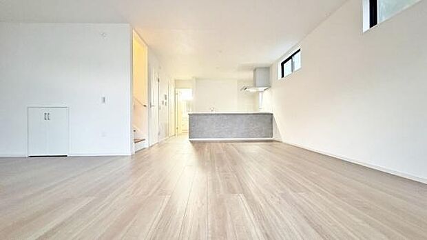 《リビングダイニング》 ■上質な時間を育む暮らしのメインステージ。寛ぎとご家族とのコミュニケーションを育む居心地のよい場所。この明るい空間は家族に安らぎを与えて、落ち着いた心地よい空間になるでしょう。