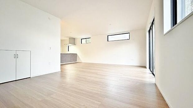 《リビングダイニング》　■ゆとりを感じさせる上質で明るい空間が、住まう人や訪れる人を心地よく迎え入れてくれます。