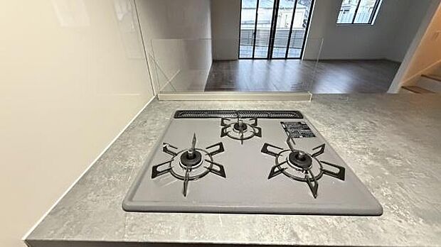 《三口ガスコンロ》 ■毎日料理をする方、家族の分まで作られる方には必須の三口ガスコンロ。同時進行が可能で効率よく、楽しく料理ができます。