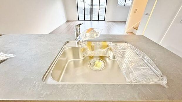 《キッチン》　■ステンレス製シンク。幅と奥行きがありますので、食器洗時のストレスも減りそうです。