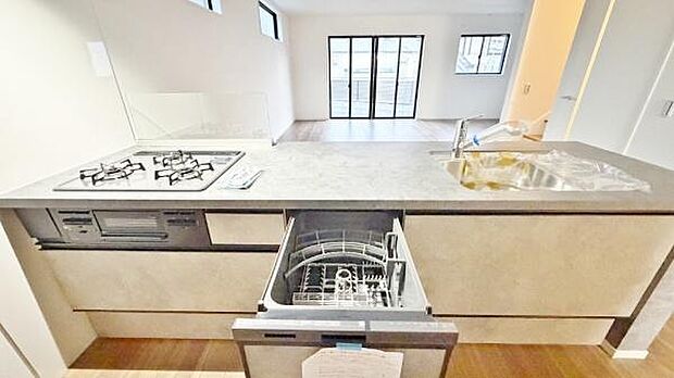 《食器洗い乾燥機》■食事後もゆっくり過ごせる食器洗い乾燥機を設置。手洗いよりもキレイに洗え、家事効率アップで家族時間が増やせます。