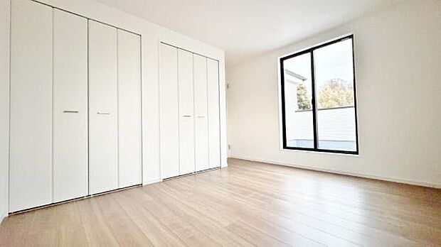 《洋室》 ■くつろぎの場としてだけでなく、趣味や仕事のパーソナルスペースとしても活躍する洋室。個の時間をたっぷり楽しめる快適空間です。収納もたっぷりで時間を忘れて、趣味に仕事に遊びに没頭出来そうです。