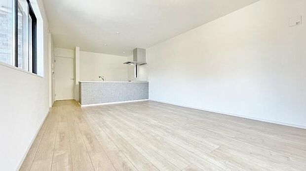 《リビングダイニング》 ■開放的で広いリビング。のびのびとくつろげるリビングは、家族のコミュニケーションの場として、みんなが集まる暖かな場所に。