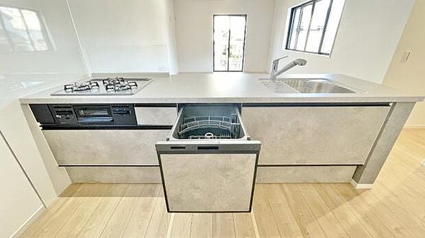 《食器洗い乾燥機》 ■食事後もゆっくり過ごせる食器洗い乾燥機を設置。手洗いよりもキレイに洗え、節水にもなります。