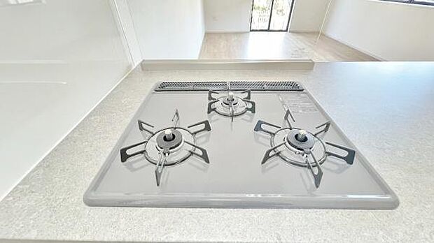 《三口ガスコンロ》 ■毎日料理をする方、家族の分まで作られる方には必須の三口ガスコンロ。同時進行が可能で効率よく、楽しく料理ができます。