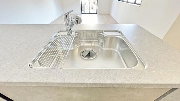 《キッチン》 ■ステンレス製シンク。幅と奥行きがありますので、食器洗時のストレスも減りそうです。