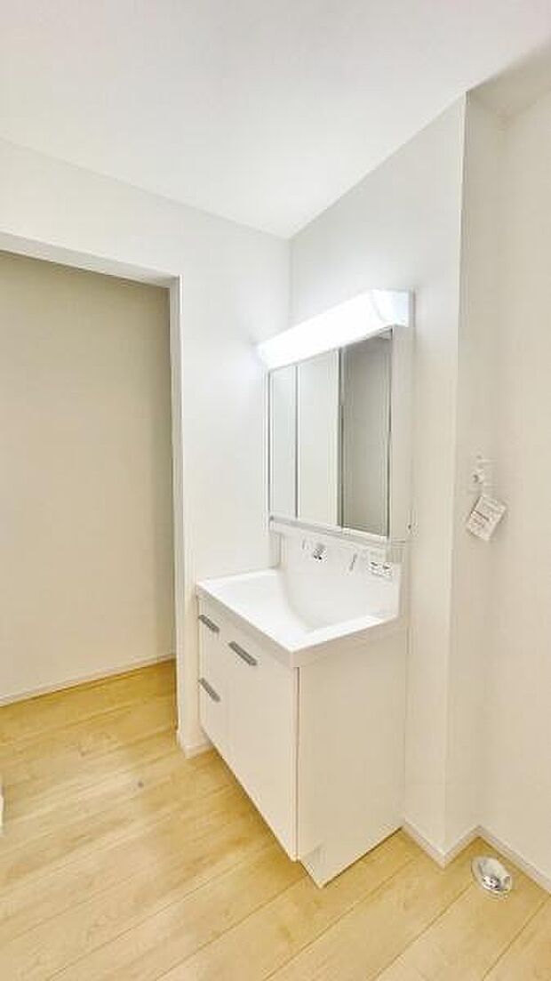 《ランドリー》■ドラム式洗濯機も楽々における、広いパウダールームで朝の身支度も気持ちよくできそう。