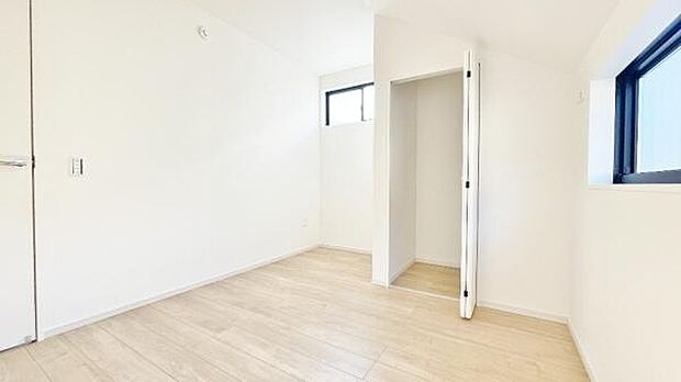 《洋室》 ■収納もしっかりとれていて、陽当たりも良く明るい居室。