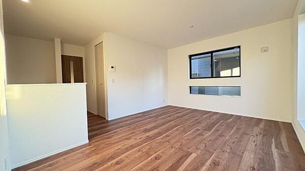 《リビングダイニング》 ■上質な時間を育む暮らしのメインステージ。寛ぎとご家族とのコミュニケーションを育む居心地のよい場所。この明るい空間は家族に安らぎを与えて、落ち着いた心地よい空間になるでしょう。