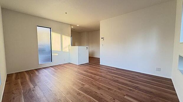 《リビングダイニング》 ■豊かな光が照らすこの場所は、たわいもない会話を楽しみ、ゆったりとした時間を過ごす場所。家族の日常が刻まれる大切な空間です。自然光に溢れるこの空間はリフレッシュにピッタリです。