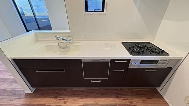 《システムキッチン》 ■お手入れしやすくきれいなキッチン。お料理の始めから後片付けまで楽しい時間になりそうです。