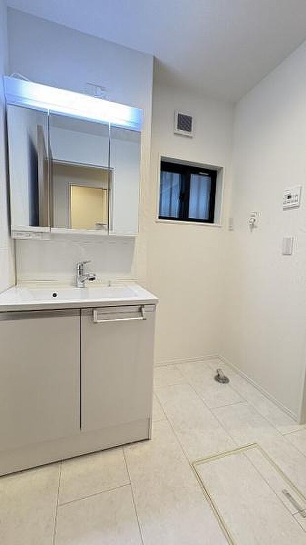 《洗面化粧台》 ■使いやすいシャープなデザインの洗面化粧台。