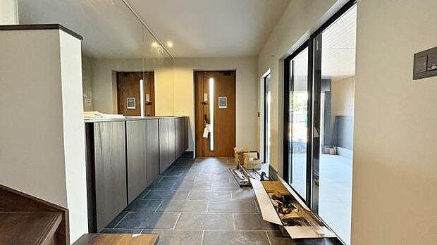 《玄関》　■玄関を開けると、エントランスホールがお出迎え。上がりがまちやシューズボックスがゆったりと構え、心地よさに包まれます。