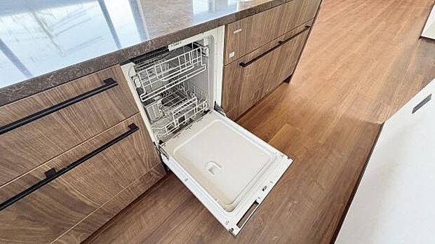 《食器洗い乾燥機》■食事後もゆっくり過ごせる食器洗い乾燥機を設置。手洗いよりもキレイに洗え、家事効率アップで家族時間が増やせます。