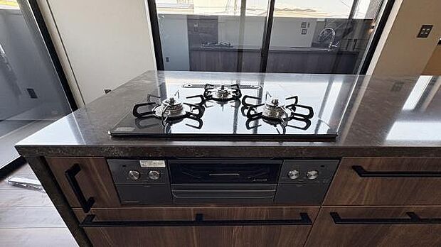 ゴトクの取外しが簡単でお手入れがしやすい3口のガスコンロ。高火力の強力バーナーでお料理の際に多用されるコンロと、温めなおす際にオススメの小火力バーナーのコンロと用途にあわせて使い分けていただけます。