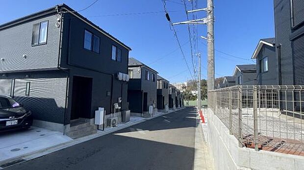 ゆとりを感じさせる上質で明るい空間が、住まう人や訪れる人を心地よく迎え入れてくれます。(類似外観同仕様※取引する建物とは、外壁、屋根の開口部等の形状が異なります。)