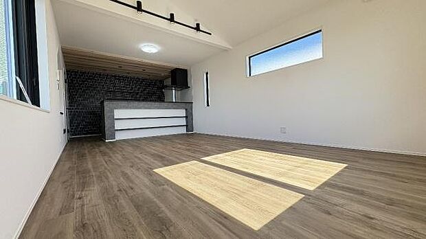 《リビングダイニング》　■ご家族でゆったりとした時間を過ごす場所です。木目を大事にした落ち着いたつくりです。