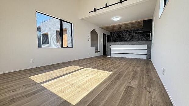 《リビングダイニング》 ■上質な時間を育む暮らしのメインステージ。寛ぎとご家族とのコミュニケーションを育む居心地のよい場所。この明るい空間は家族に安らぎを与えて、落ち着いた心地よい空間になるでしょう。