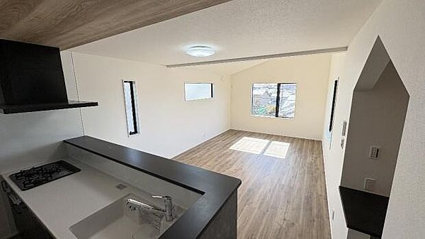 《リビングダイニング》 ■ゆとりを感じさせる上質で明るい空間が、住まう人や訪れる人を心地よく迎え入れてくれます。