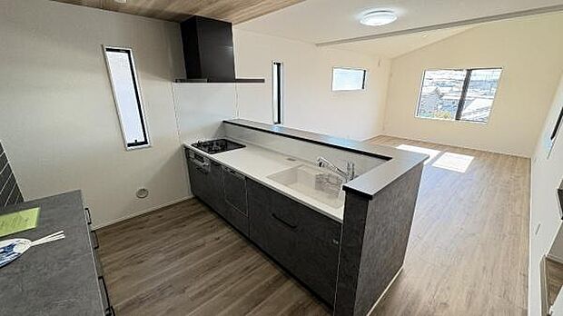 《システムキッチン》　■家族が集う楽しく親子の会話も弾むキッチン。明るく清潔で使い勝手のいいキッチンには、いつも家族の笑顔があふれています。