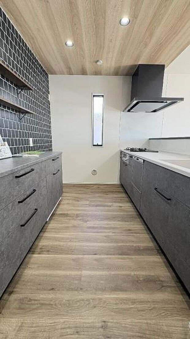 《キッチン》　■使いやすい収納豊富なキッチンです。