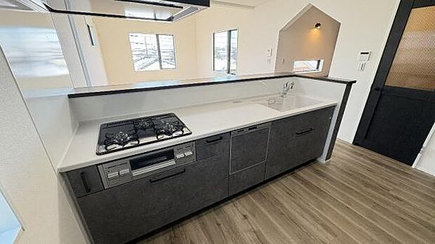 《三口ガスコンロ》 ■毎日料理をする方、家族の分まで作られる方には必須の三口ガスコンロ。同時進行が可能で効率よく、楽しく料理ができます。