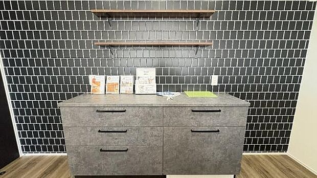 《カップボード》　■背面に設置されたカップボード。食器はもちろん、炊飯器、ホットプレートなども収納できます。