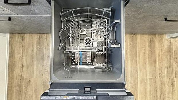 《食器洗い乾燥機》■食事後もゆっくり過ごせる食器洗い乾燥機を設置。手洗いよりもキレイに洗え、家事効率アップで家族時間が増やせます。