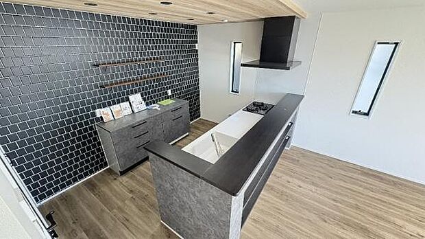 《ダイニングキッチン》　■会話を楽しみながら食事を味わう。一緒にいる時間が楽しい空間。カフェにいるような気分で毎日を過ごしたい。家族でいる時間を柔らかに包み込むインテリア。