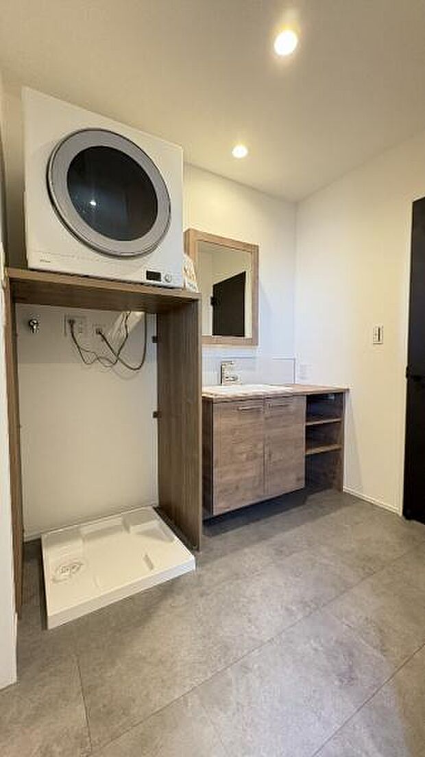 《ランドリー》■ドラム式洗濯機も楽々における、広いパウダールームで朝の身支度も気持ちよくできそう。室内物干しやワークカウンター付きで、お洗濯の効率もUP。