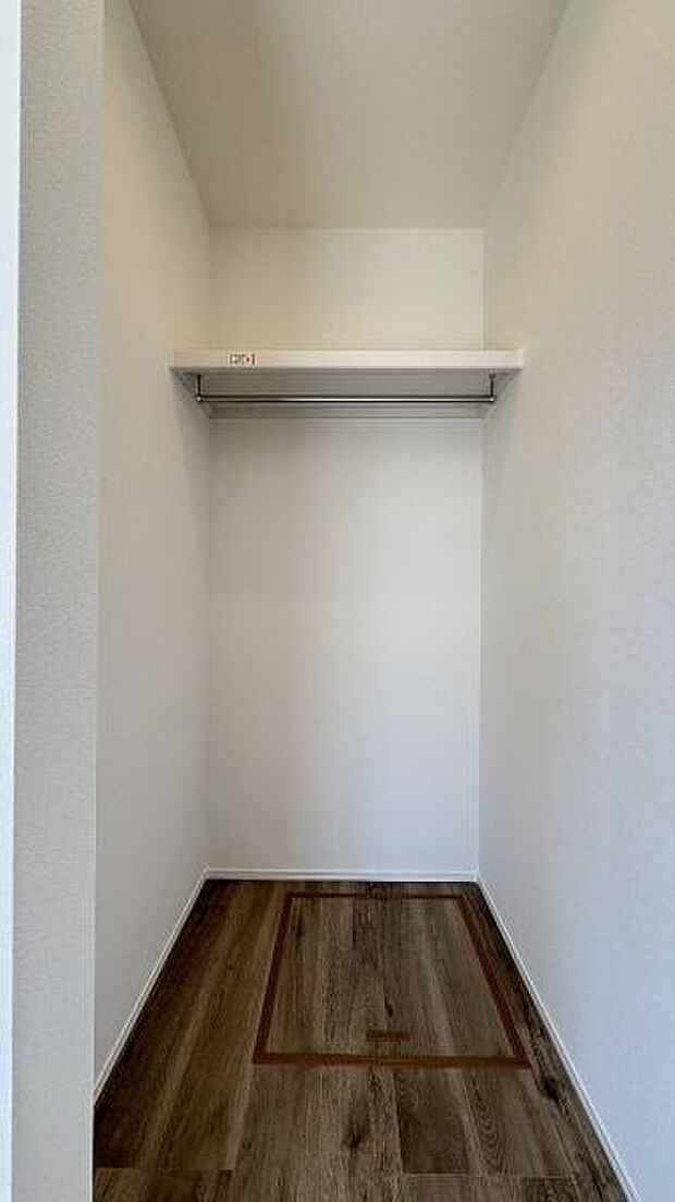 《ウォークインクローゼット》　■大容量のウォークインクローゼットをご用意。衣類だけでなく、トランクなどの旅行用品の収納にも重宝します。