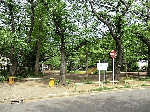 三田第一公園まで541m、少し不思議な遊具がある公園。滑り台、スプリング遊具、ブランコなどの他に、赤、緑、黄色、水色のカラフルな土管があります。