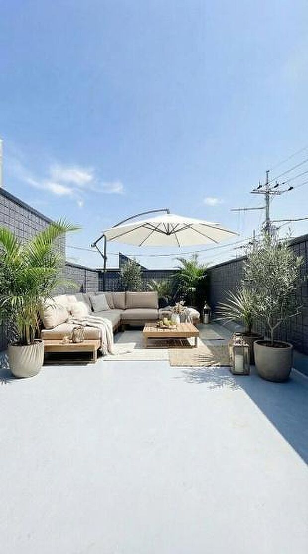 《ルーフバルコニー》 ■本画像は家具や小物(食料品含む)の配置をCGで作成しており、実際に現地に家具や小物(食料品含む)は置かれておりません。また、価格に家具や小物(食料品含む)は含まれておりません。