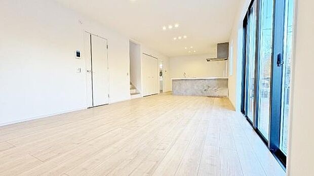 《リビングダイニング》　■インテリアプランが考えやすいワイドなリビング。