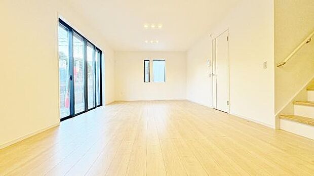 《リビングダイニング》　■ご家族でゆったりとした時間を過ごす場所です。