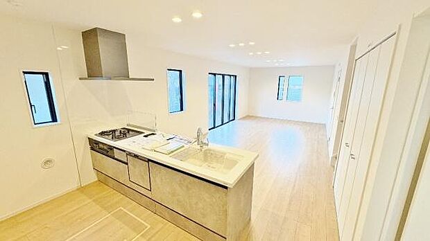 《リビングダイニング》　■ゆとりを感じさせる上質で明るい空間が、住まう人や訪れる人を心地よく迎え入れてくれます。