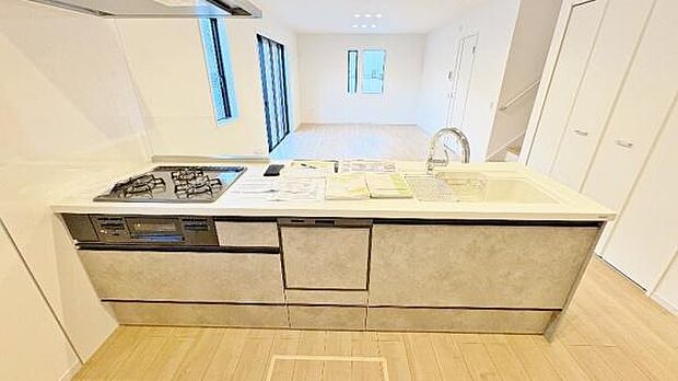 《キッチン》　■インテリアの主役になる、モダンでスタイリッシュなシステムキッチン。美しいデザインと使い勝手の良さを兼ね備え、料理をするのが待ち遠しくなる空間です。