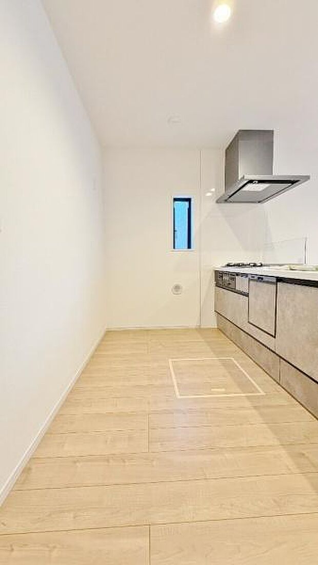 《システムキッチン》　■大型冷蔵庫や食器棚を置いても余裕なスペース。奥様の料理の腕も上がりそうな予感。