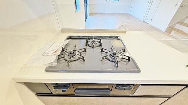 《三口ガスコンロ》 ■毎日料理をする方、家族の分まで作られる方には必須の三口ガスコンロ。同時進行が可能で効率よく、楽しく料理ができます。