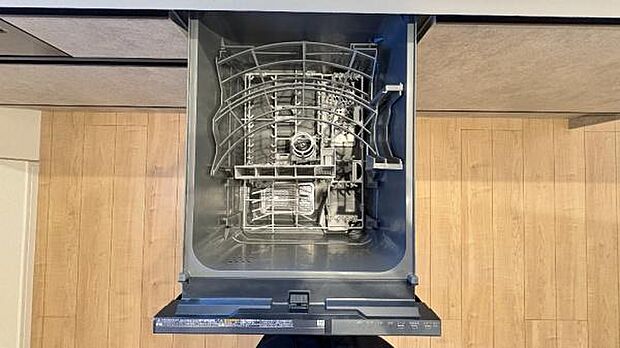 《食器洗い乾燥機》　■食事後もゆっくり過ごせる食器洗い乾燥機を設置。手洗いよりもキレイに洗え、節水にもなります。