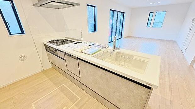 《ダイニングキッチン》　■家族が集う楽しく親子の会話も弾む対面キッチン。明るく清潔で使い勝手のいいキッチンには、いつも家族の笑顔があふれています。