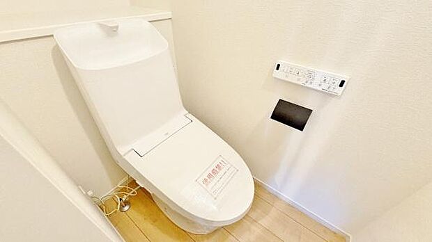 《トイレ》　■快適な使用感が人気の温水洗浄脱臭暖房機能を搭載。しかも汚れがつきにくく落ちやすい、洗浄力に優れた洗浄機能付トイレ。