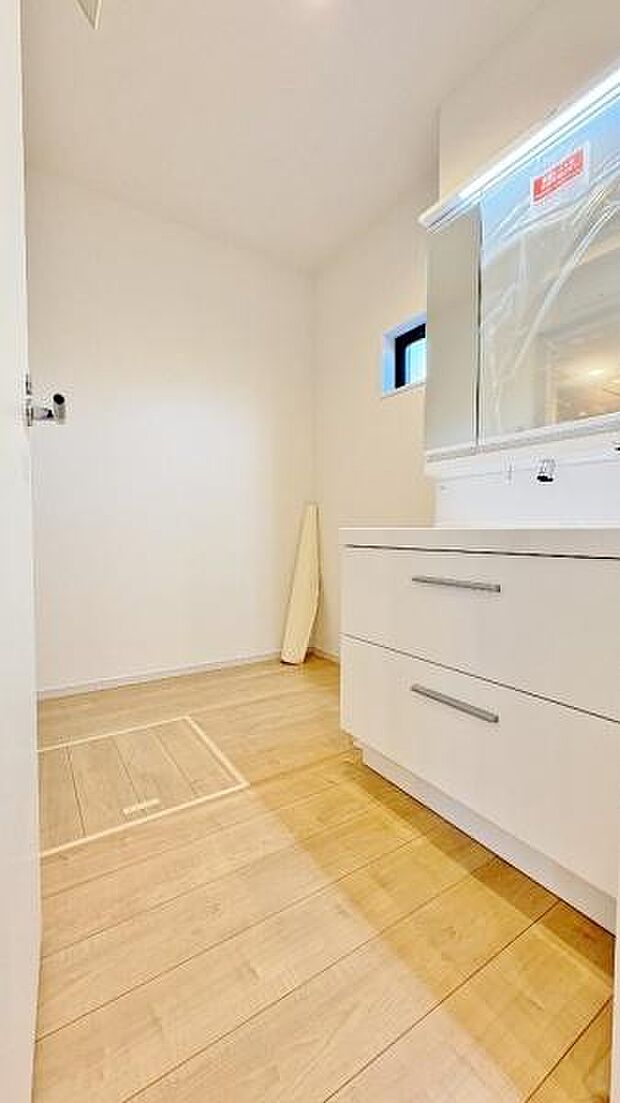 《洗面化粧台》　■洗面化粧台の鏡は、メイクや髭剃りに便利な三面鏡タイプ。開いて合わせ鏡としても使用できます。鏡の裏側は収納スペースとして利用でき、小物などの保管に便利な棚も付いています。