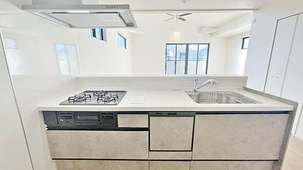 《ダイニングキッチン》　■会話を楽しみながら食事を味わう。一緒にいる時間が楽しい空間。カフェにいるような気分で毎日を過ごしたい。家族でいる時間を柔らかに包み込むインテリア。