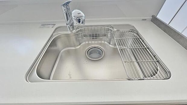 《キッチン》　■ステンレス製シンク。幅と奥行きがありますので、食器洗時のストレスも減りそうです。