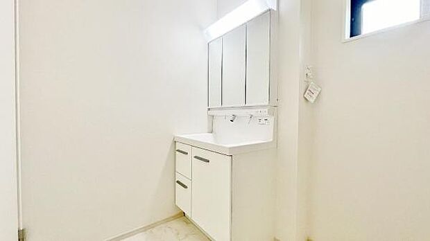 《洗面化粧台》　■洗面化粧台の鏡は、メイクや髭剃りに便利な三面鏡タイプ。洗面台サイドには収納スペースとして利用でき、小物などの保管に便利な棚も付いています。