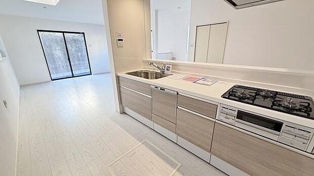 《システムキッチン》　■家族が集う楽しく親子の会話も弾むキッチン。明るく清潔で使い勝手のいいキッチンには、いつも家族の笑顔があふれています。