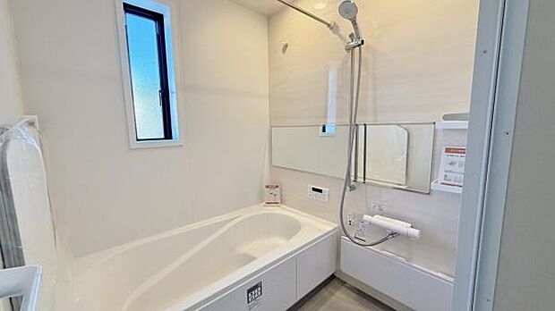 《浴室》　■ゆったり足を伸ばせる浴槽。お子様と一緒でもゆとりの広さ。1日の疲れを癒してくれるバスタイム。窓付きのバスルームは明るく、浴室乾燥機能付きなので、天気の悪い日の外出も安心して出掛けられます。