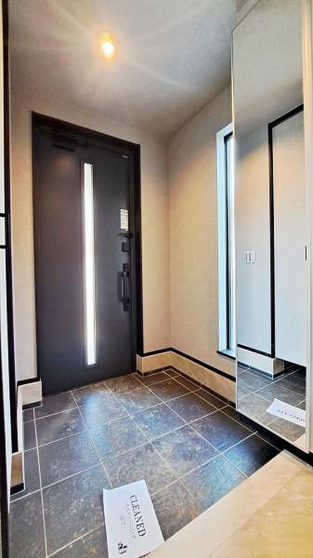 《玄関》■玄関ホールにもゆとりをもった設計ですので第一印象が違います。